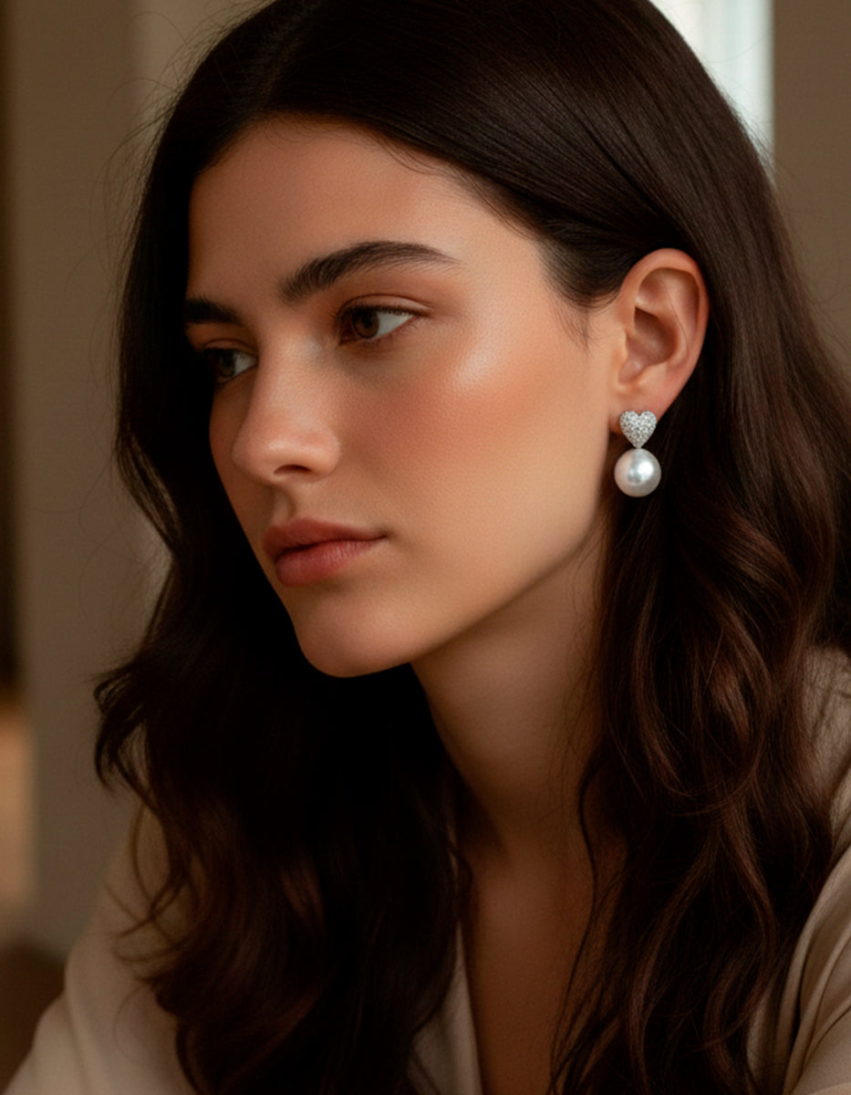 Aretes en plata .925 con perla Mabe y corazón pavé en topacios blancos Love Story