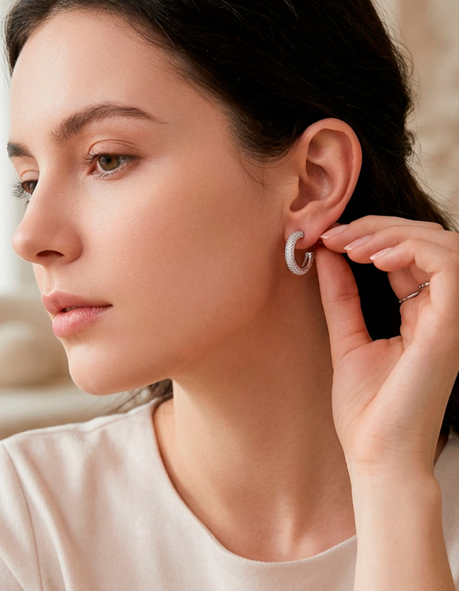 Aretes de metal noble con baño de platino en forma de aro con topacios blancos corte brillante Festive Style