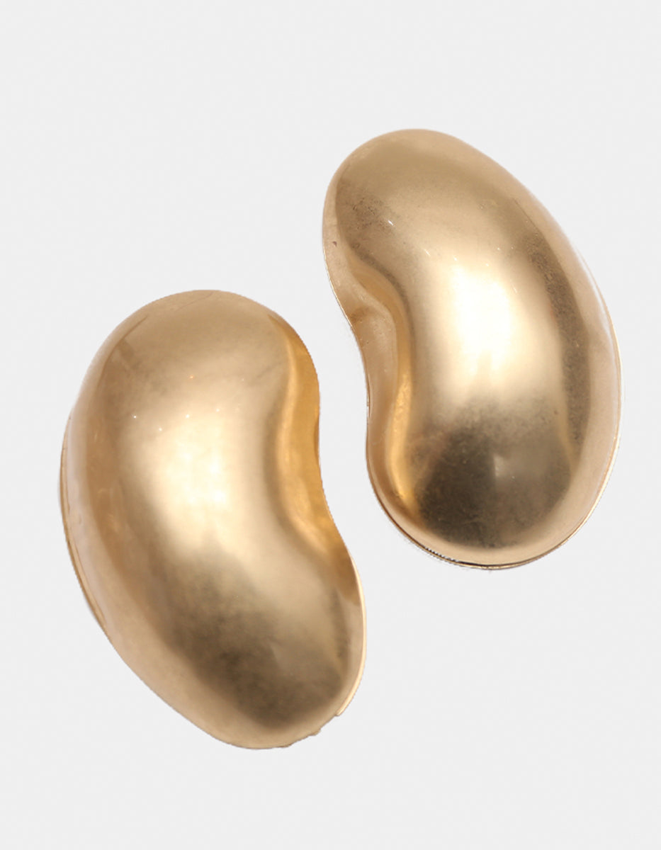 Aretes de oro laminado 22kt en forma de semilla orgánica con volumen y acabado pulido Golden Chic
