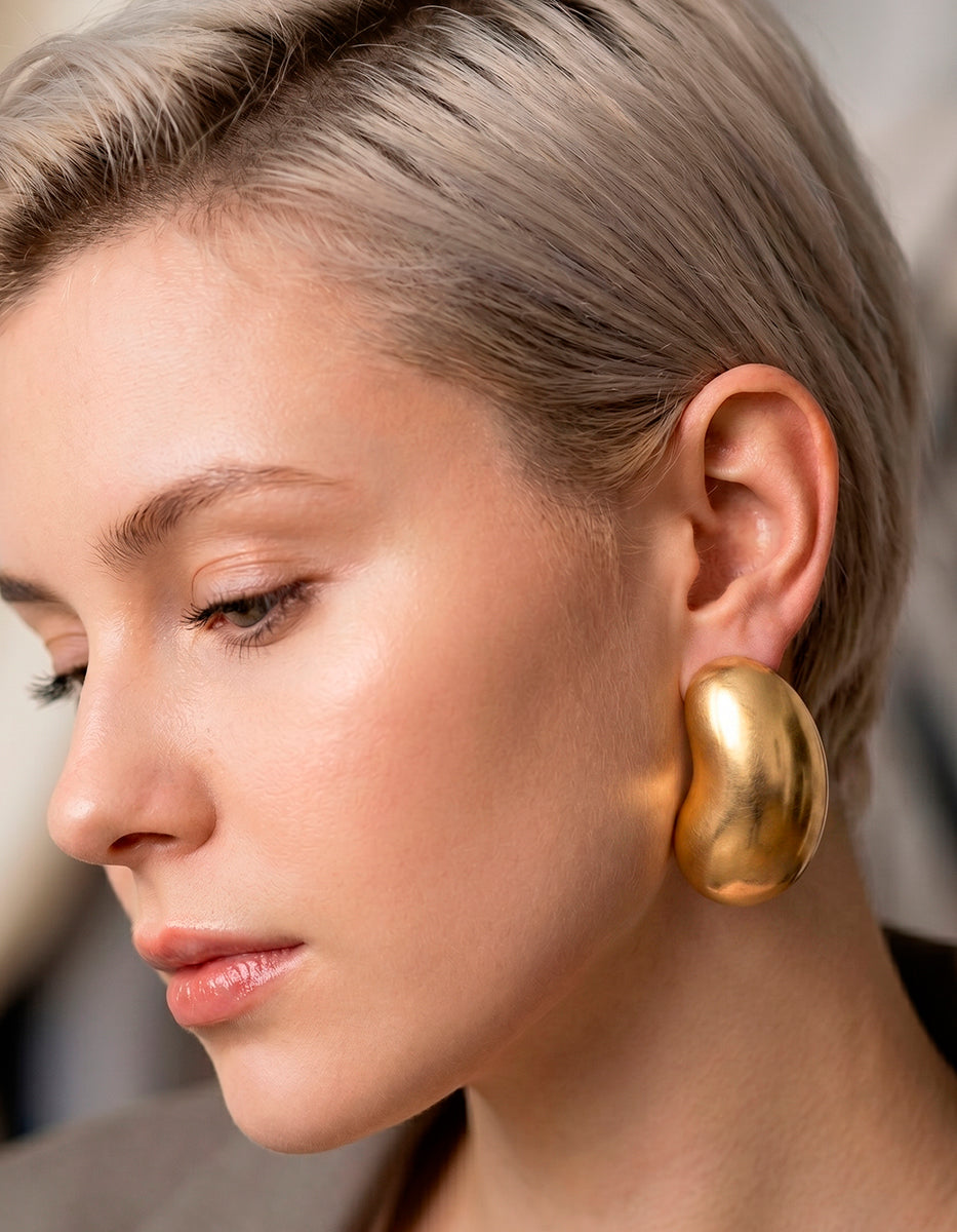 Aretes de oro laminado 22kt en forma de semilla orgánica con volumen y acabado pulido Golden Chic