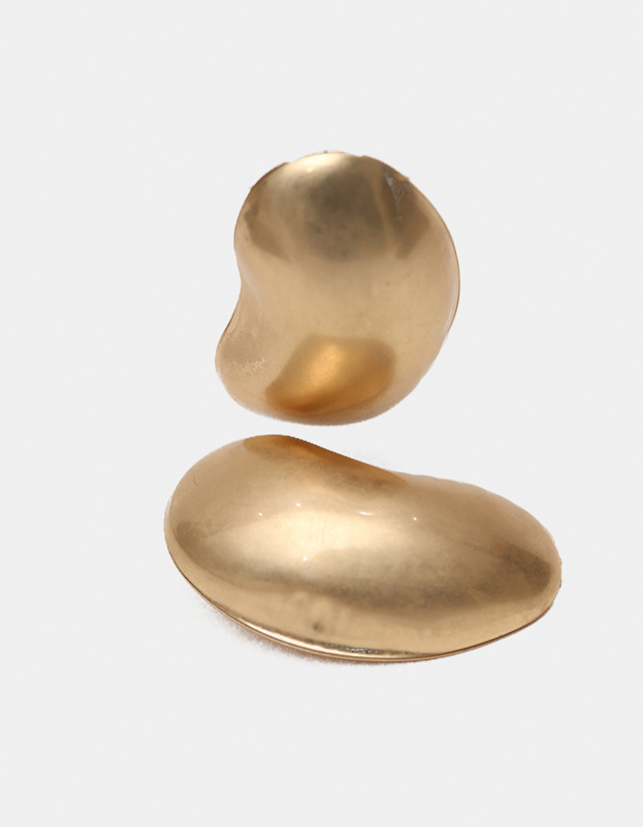 Aretes de oro laminado 22kt en forma de semilla orgánica con volumen y acabado pulido Golden Chic