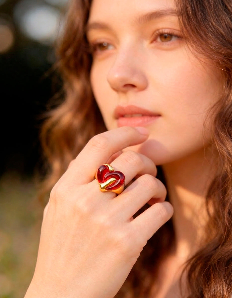 Anillo gold-filled con baquelita tono coral traslúcido Love Story