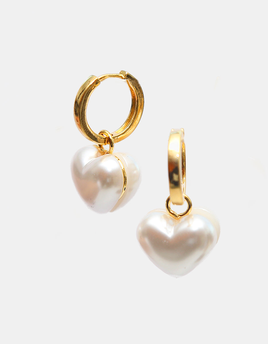 Arracada gold-filled con charm de perla mabe en forma de corazón Love Story