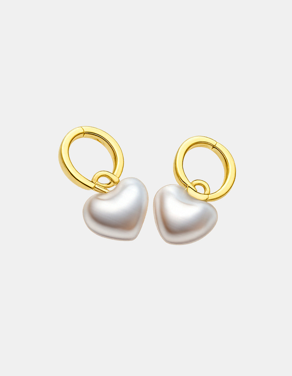 Arracada gold-filled con charm de perla mabe en forma de corazón Love Story