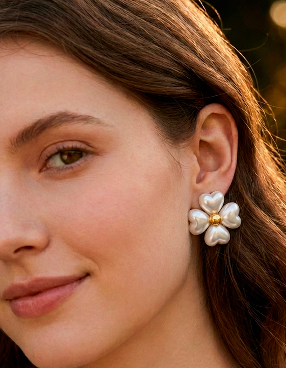 Aretes gold-filled con perla mabe blanca en forma de corazón Love Story
