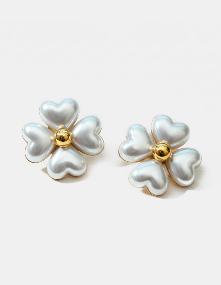 Aretes gold-filled con perla mabe blanca en forma de corazón Love Story