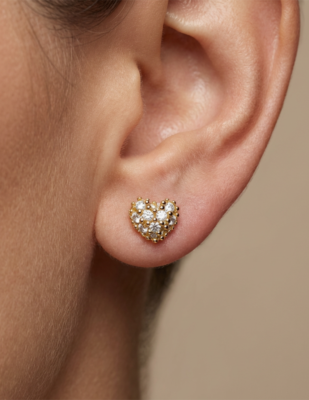 Broqueles de bronce en baño de oro en forma de corazón con piedra pavé 7mm Love Story