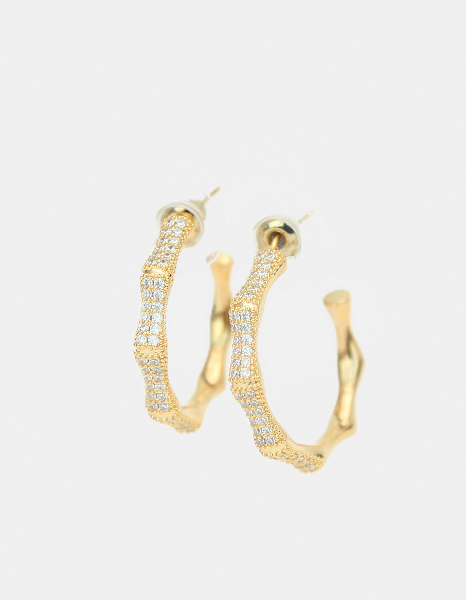 Aretes de bronce con baño de oro 22k en forma de aro orgánico con topacios blancos corte brillante Festive Style