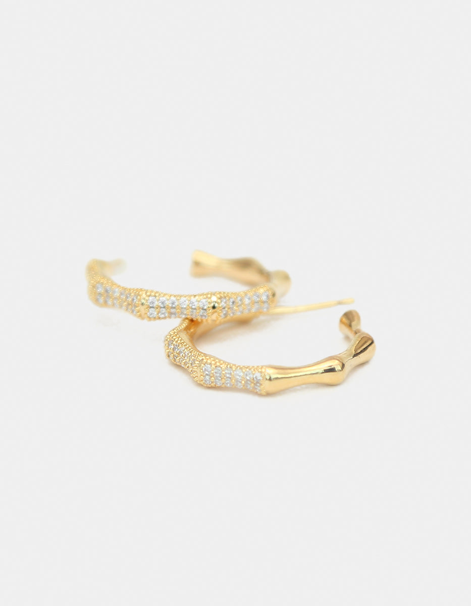 Aretes de bronce con baño de oro 22k en forma de aro orgánico con topacios blancos corte brillante Festive Style