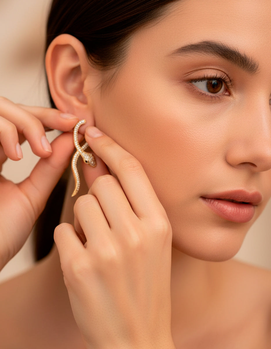 Aretes de bronce con baño de oro 22k en forma de serpiente con topacios blancos corte brillante y espinela negra Festive Style