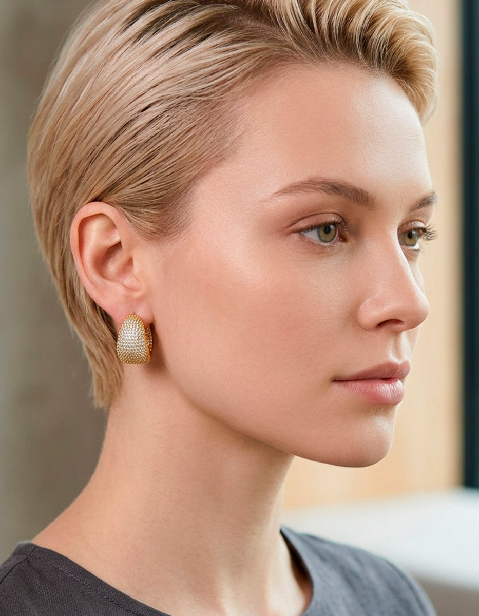 Aretes de bronce con baño de oro 22k e incrustaciones de topacios blancos corte brillante Festive Style