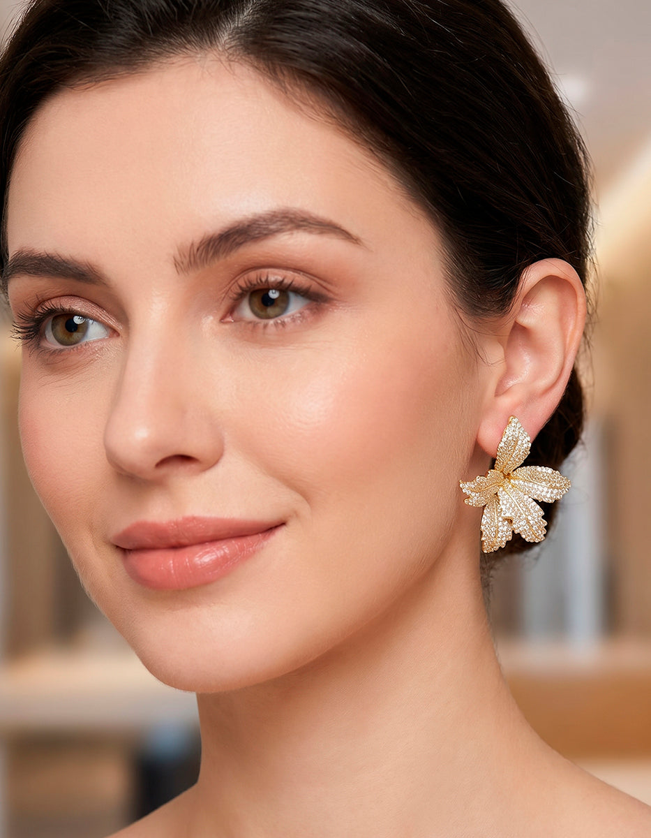 Aretes de bronce con baño de oro 22k en forma de flor con topacios blancos corte brillante Festive Style