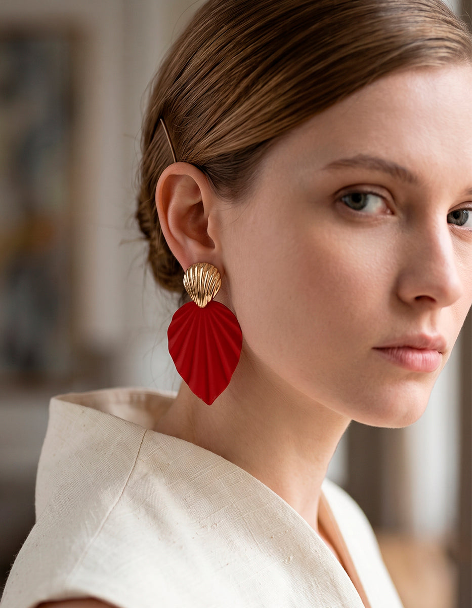 Aretes en Gold-Filled de 22kt de hoja plisada en esmalte mate rojo con broquel de concha
