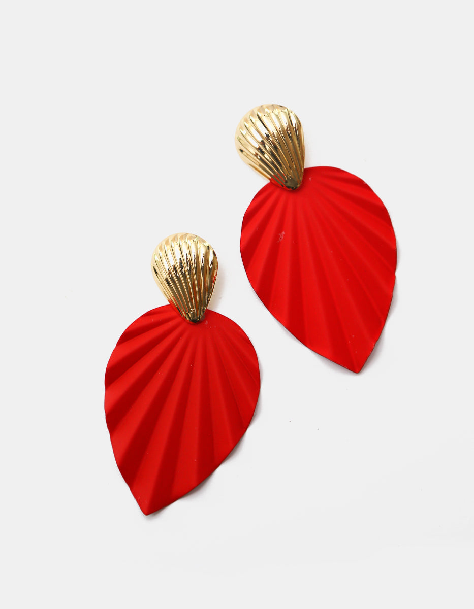 Aretes en Gold-Filled de 22kt de hoja plisada en esmalte mate rojo con broquel de concha