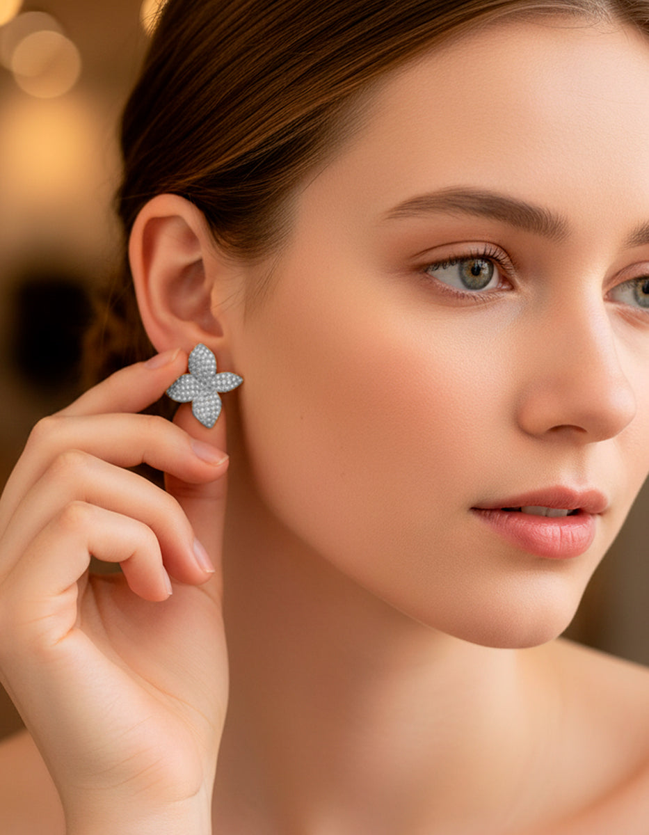 Aretes de metal noble con baño de platino en forma de flor con topacios blancos corte brillante Festive Style