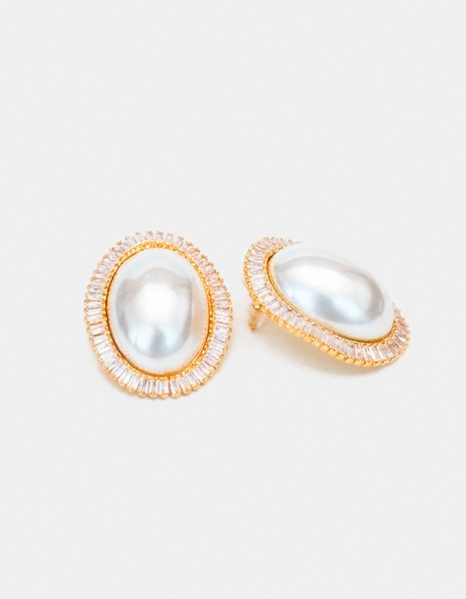 Aretes de bronce con baño de oro 22k con perlas ovaladas y topacios blancos corte brillante Festive Style