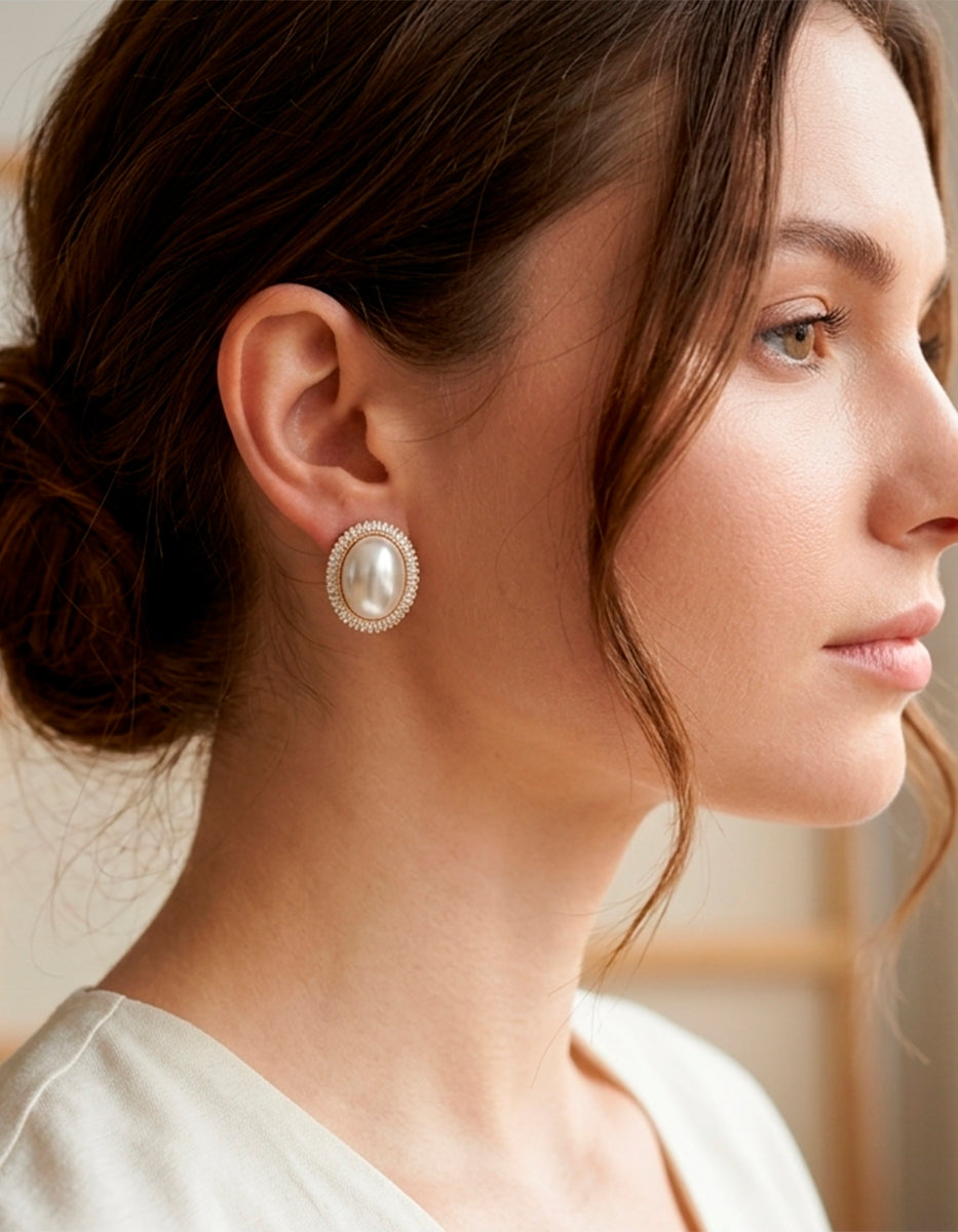 Aretes de bronce con baño de oro 22k con perlas ovaladas y topacios blancos corte brillante Festive Style