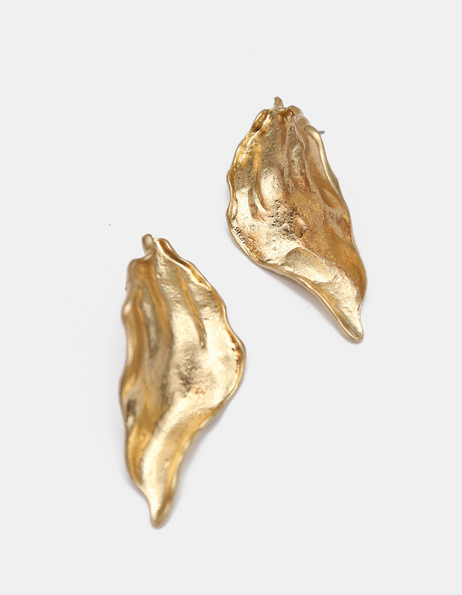 Aretes gold-filled de 22kt martelinados mate forma hoja