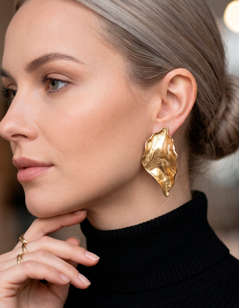 Aretes gold-filled de 22kt martelinados mate forma hoja