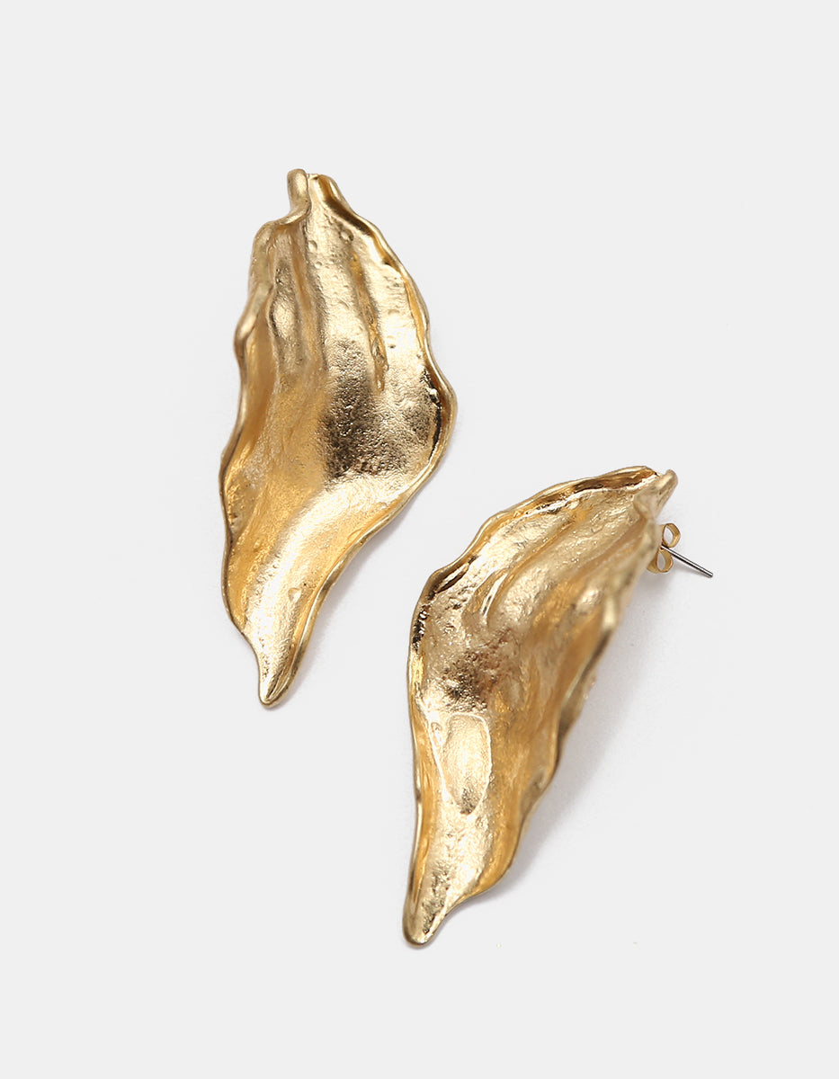 Aretes gold-filled de 22kt martelinados mate forma hoja
