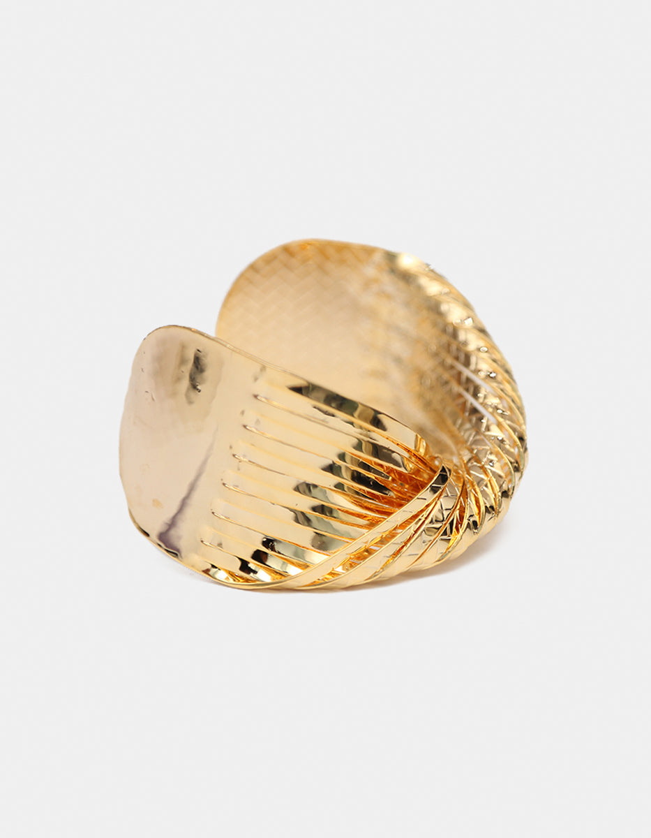 Brazalete de oro laminado 22kt en forma de nudo central con textura trenzada y bandas pulidas Golden Chic