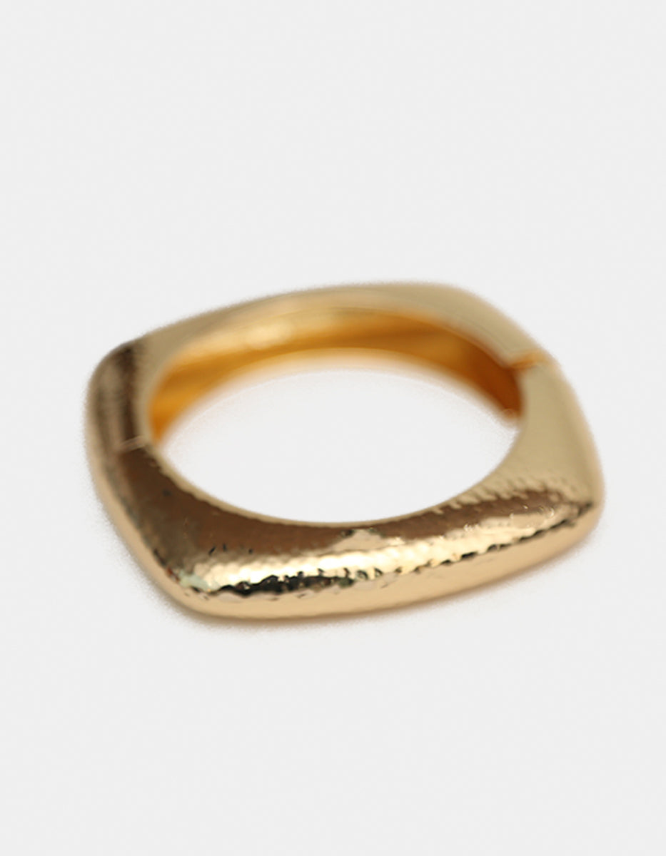 Brazalete de oro laminado 22k de forma cuadrada con acabado martillado Golden Chic