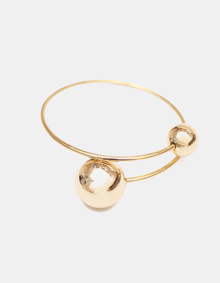 Brazalete de oro laminado 22k con diseño de doble esfera asimétrica y aro rígido Golden Chic