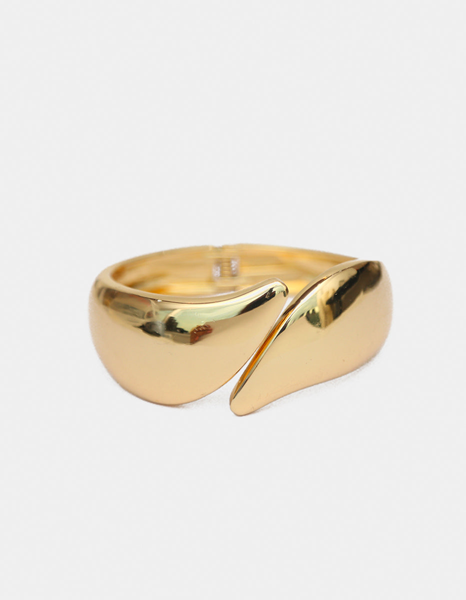 Brazalete de oro laminado 22k liso con diseño cruzado envolvente Golden Chic