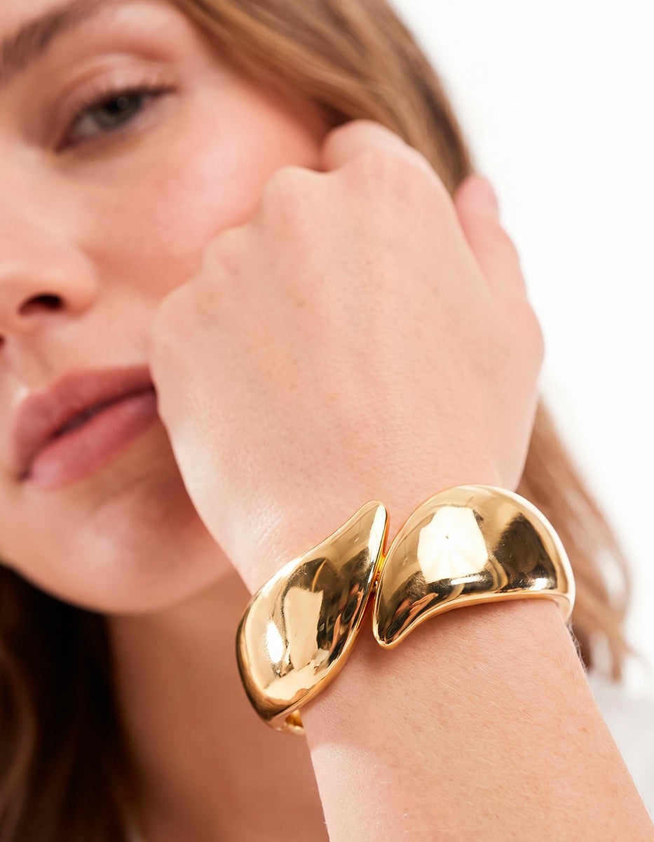 Brazalete de oro laminado 22k liso con diseño cruzado envolvente Golden Chic