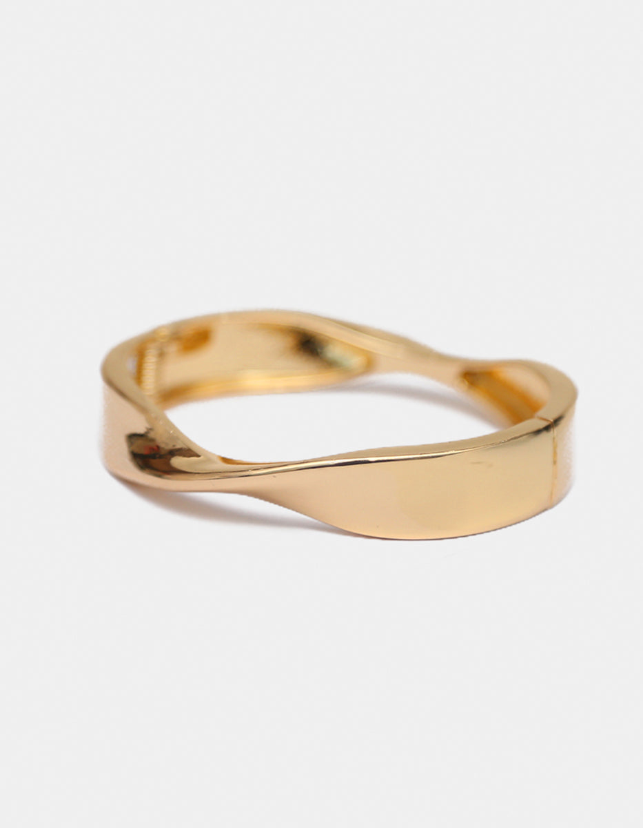 Brazalete de oro laminado 22kt con diseño de banda ondulada y acabado pulido espejo Golden Chic