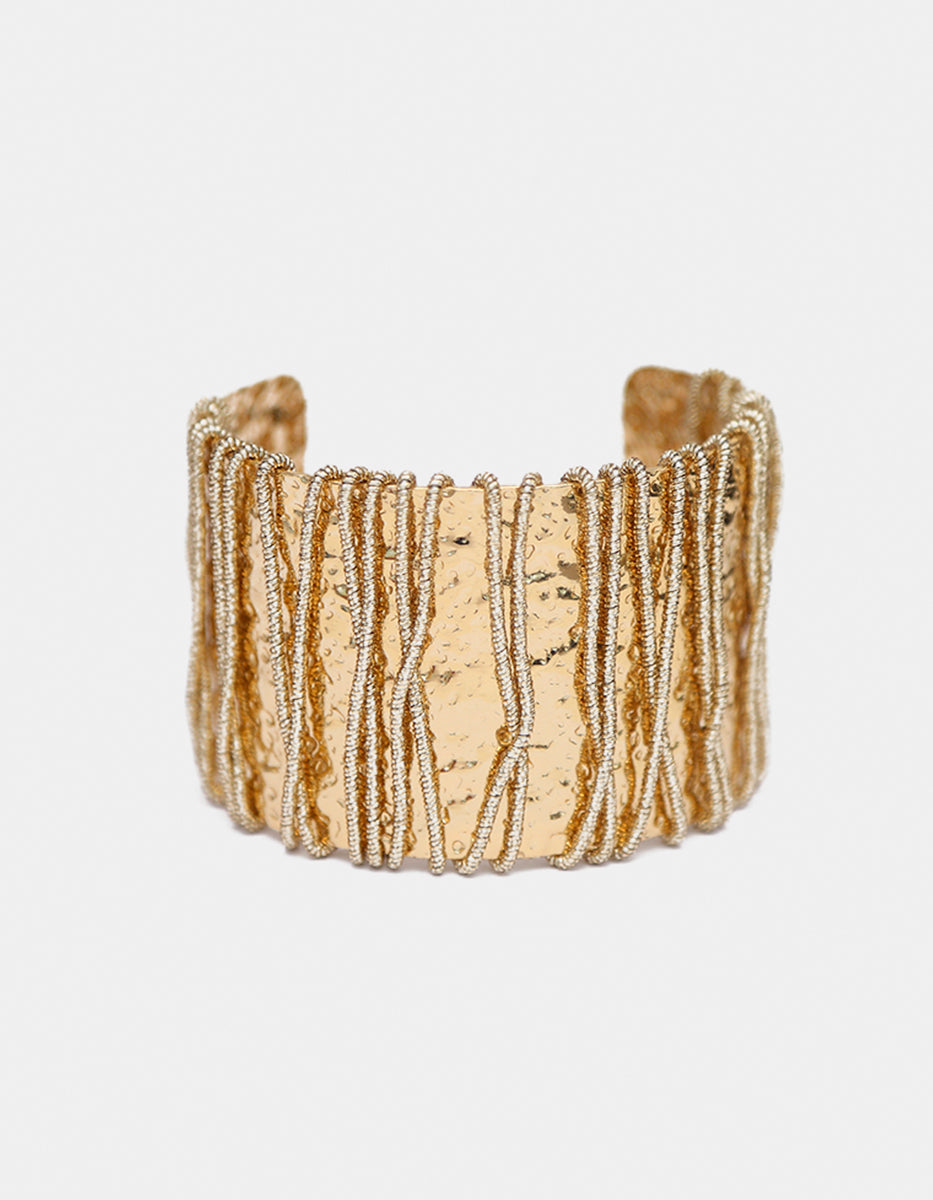 Brazalete de oro laminado 22kt con acabado artesanal y diseño de líneas entrelazadas Golden Chic