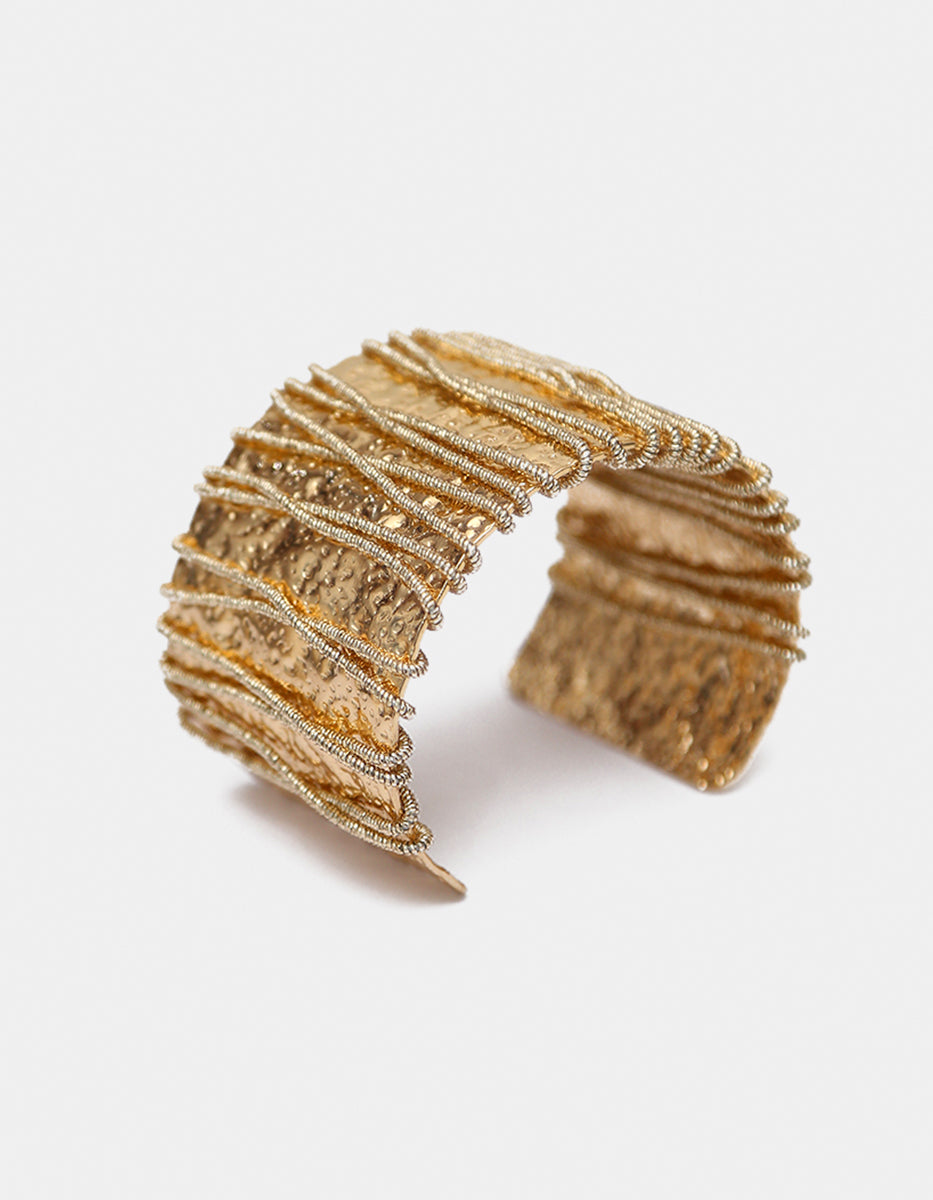 Brazalete de oro laminado 22kt con acabado artesanal y diseño de líneas entrelazadas Golden Chic