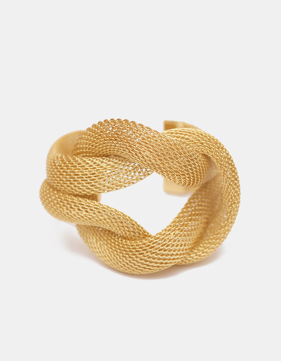Brazalete de oro laminado 22k con diseño de lazo entrelazado en acabado mate y pulido Golden Chic