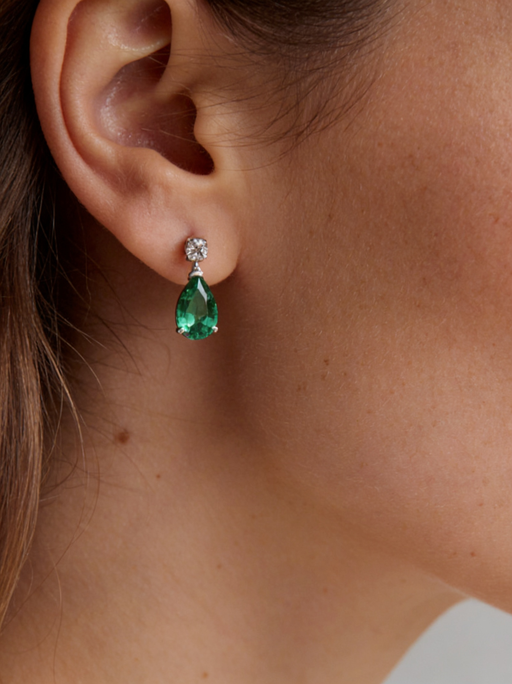 Aretes de Plata .925 bañada en Rodio Blanco con esmeraldas de Bombay y topacios blancos Eterna Silver