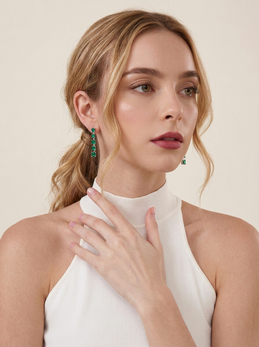 Aretes de Plata .925 bañada en Rodio Blanco con esmeraldas de Bombay en corte radiante Eterna Silver