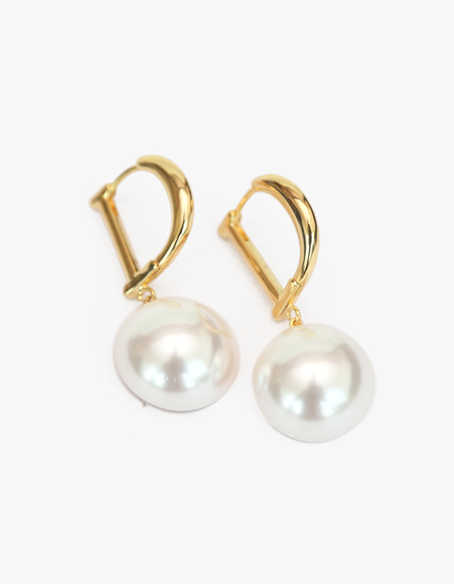 Aretes en forma de Arco Dorado de metal noble con gold-filled y perla Mabe Golden Chic