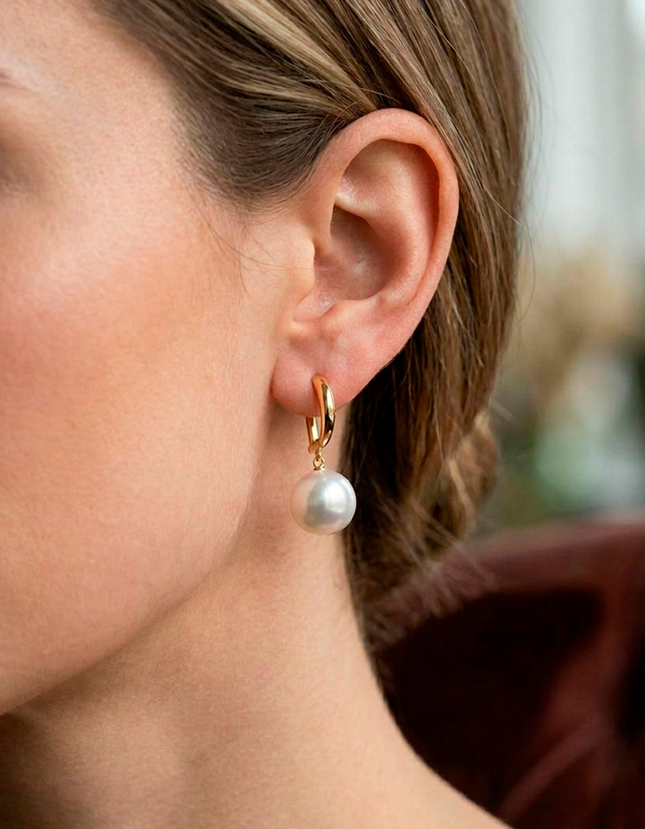 Aretes en forma de Arco Dorado de metal noble con gold-filled y perla Mabe Golden Chic