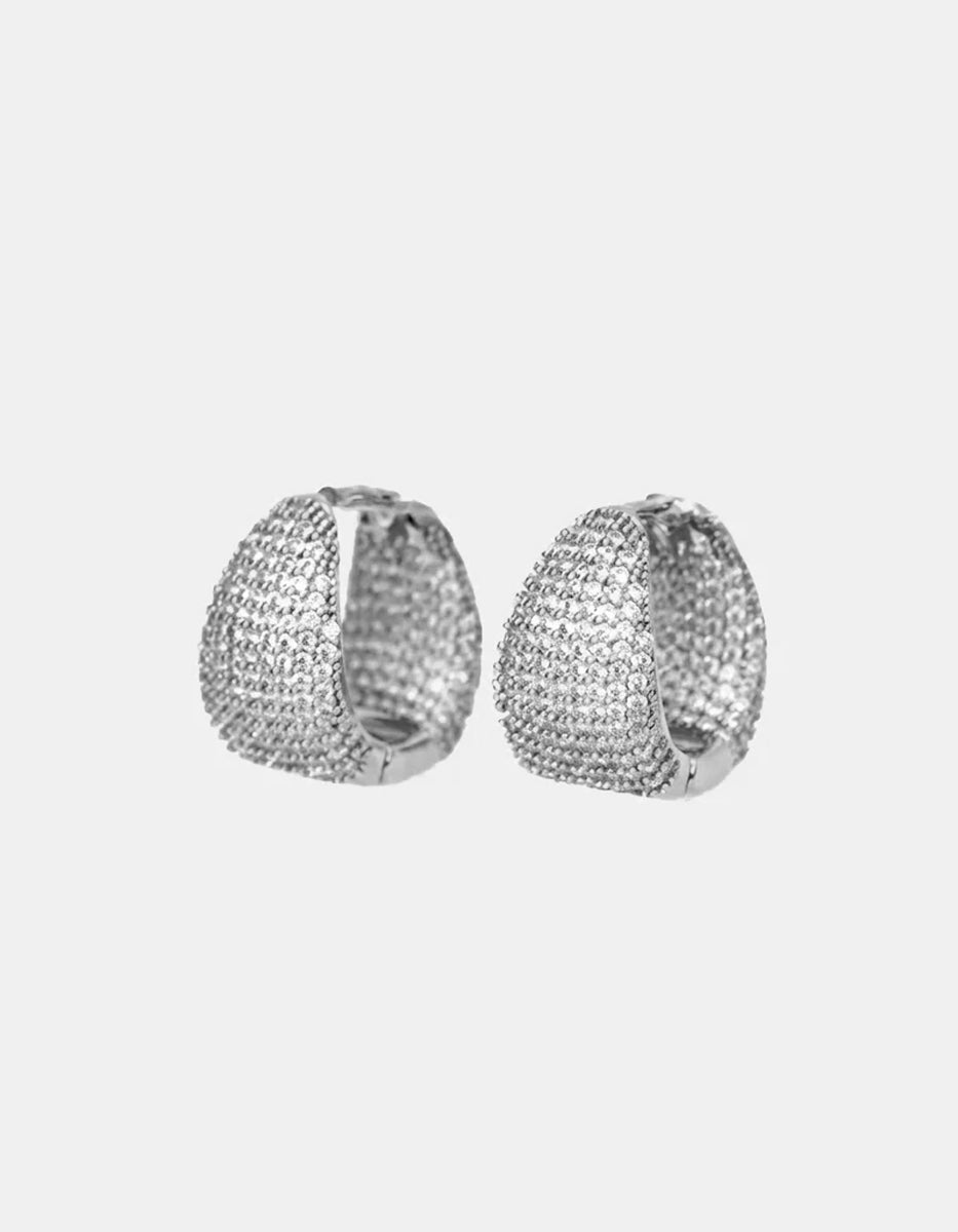 Aretes de metal noble con baño de platino en forma de aro con topacios blancos corte brillante Festive Style