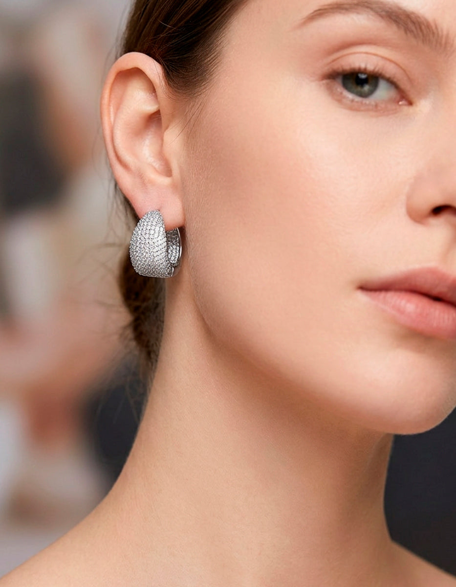 Aretes de metal noble con baño de platino en forma de aro con topacios blancos corte brillante Festive Style