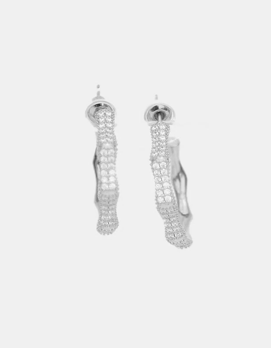 Aretes de metal noble con baño de platino en forma de aro orgánico con topacios blancos corte brillante Festive Style