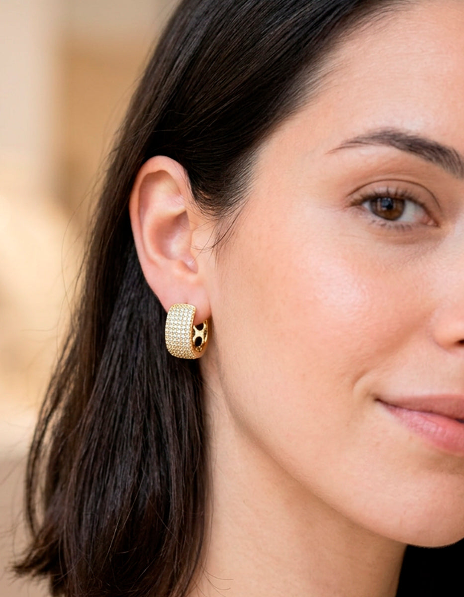 Aretes de bronce con baño de oro 22k en forma de aro ancho con topacios blancos corte brillante Festive Style