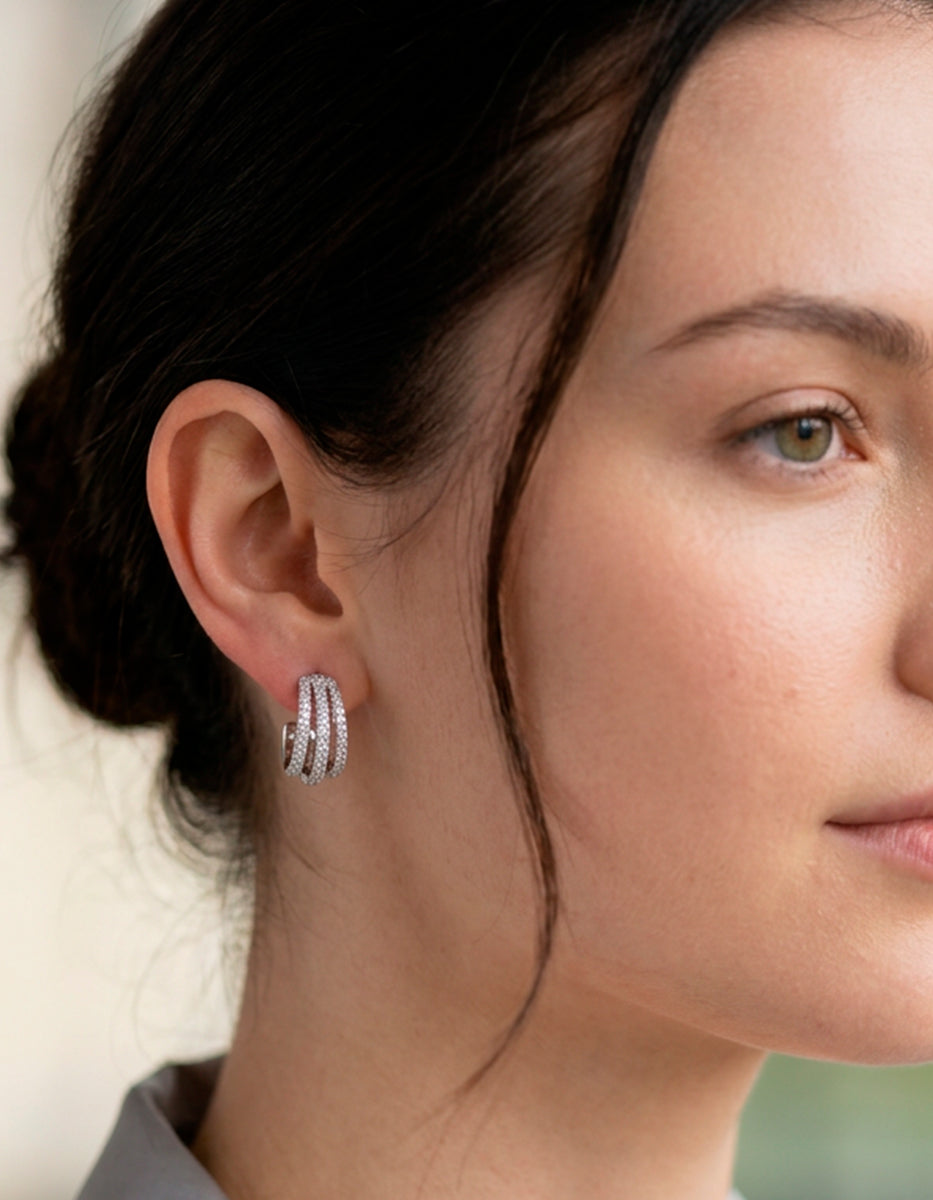 Aretes de metal noble con baño de platino en forma de aro triple con topacios blancos corte brillante Festive Style
