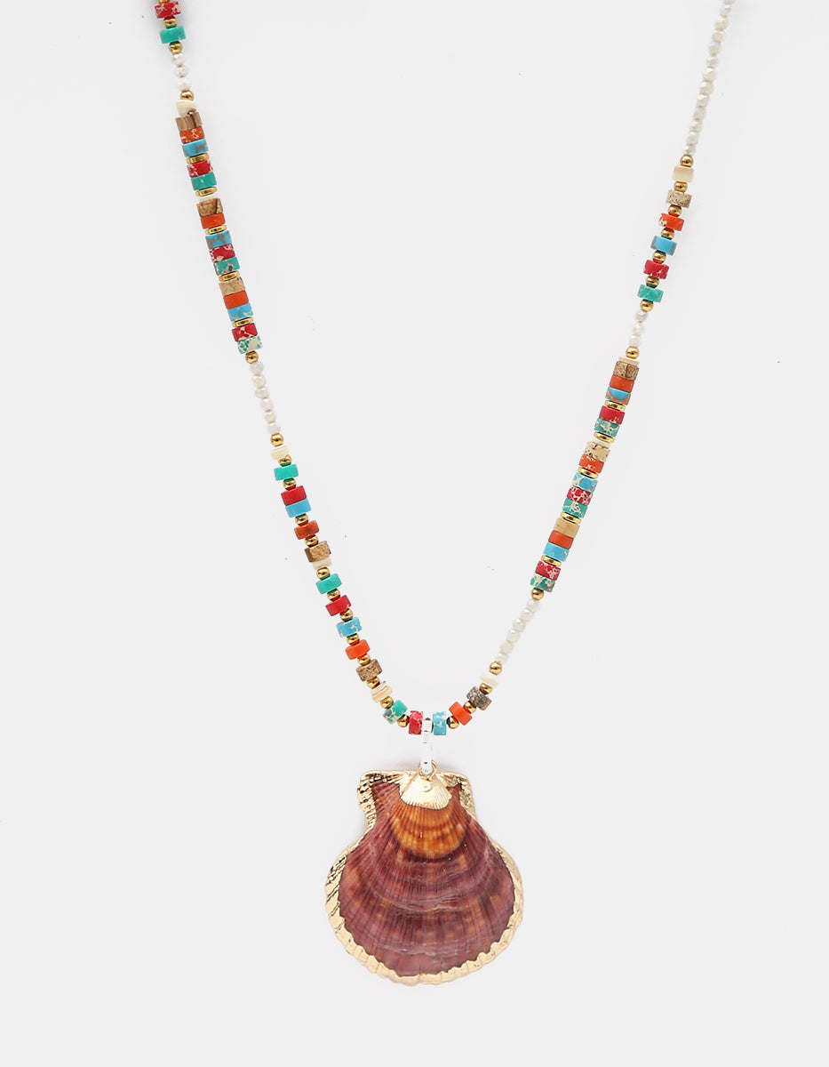Collar con dije de concha marina natural en oro laminado y piedras naturales multicolor Ultramar