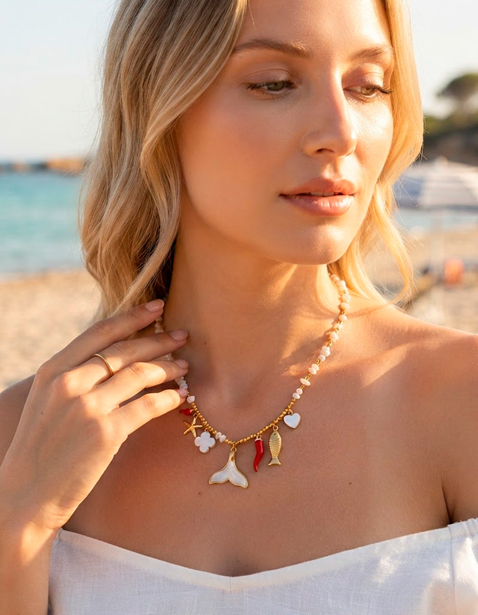 Collar de Gold-filled con dijes de cola de ballena en madreperla, pez, estrella y coral Ultramar