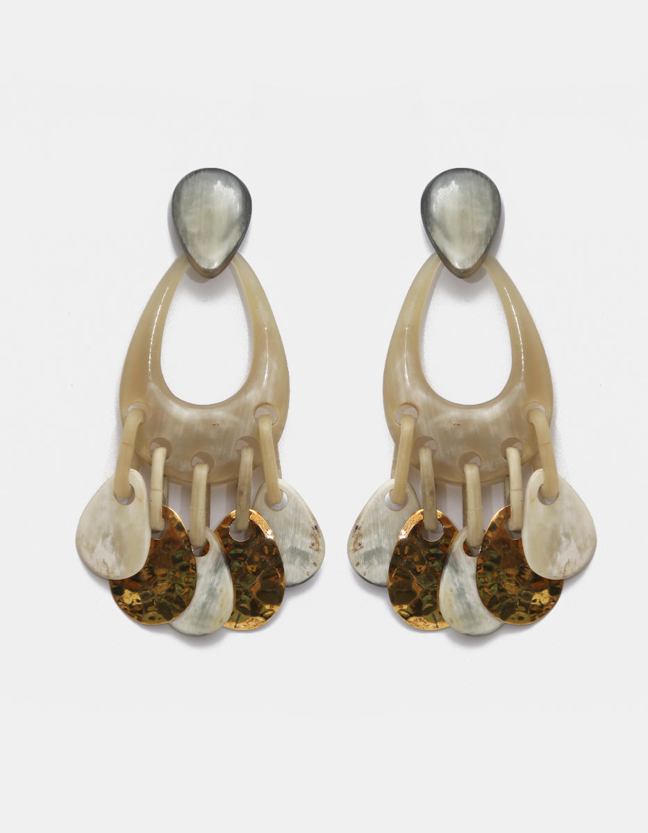 Aretes vintage candelabro en Gold-Filled de 22kt y baquelita jaspeada y dijes martillados