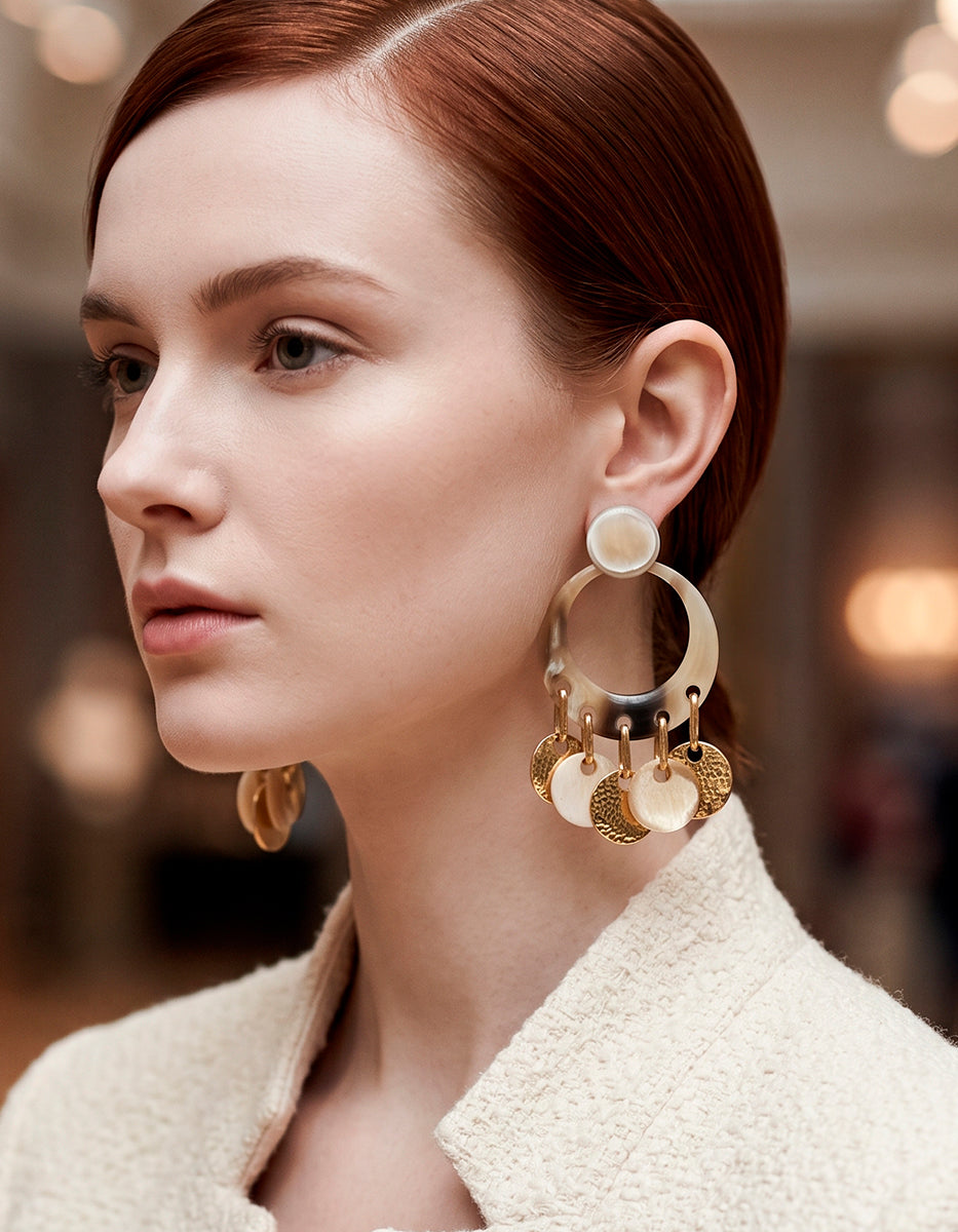 Aretes chandelier de silueta calada en baquelita jaspeada y dijes colgantes en Gold-Filled