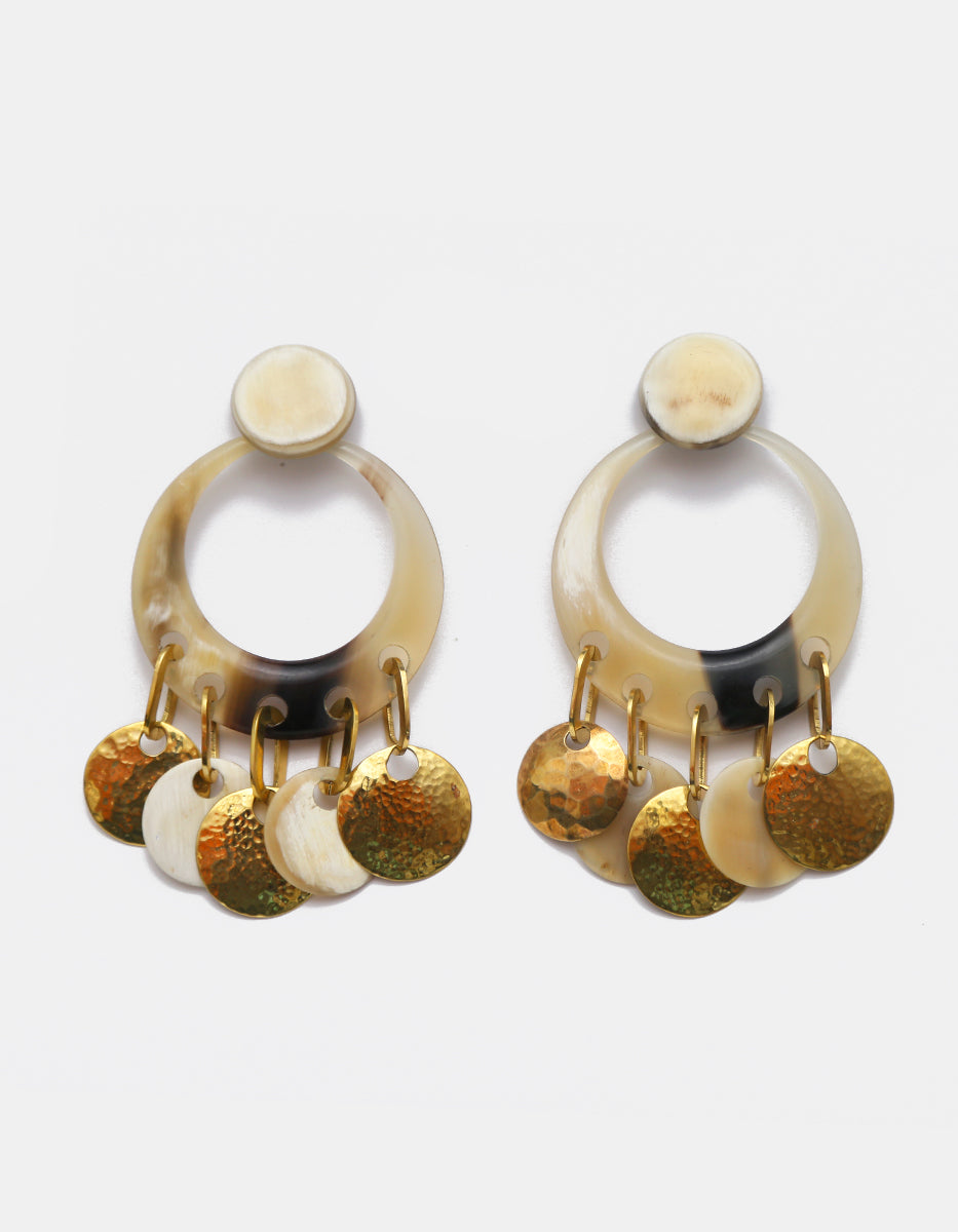 Aretes chandelier de silueta calada en baquelita jaspeada y dijes colgantes en Gold-Filled