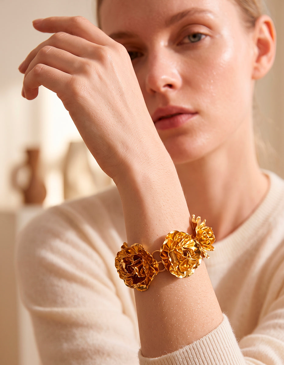 Pulsera ajustable de rosas en bronce con baño de oro de 22kt Edén