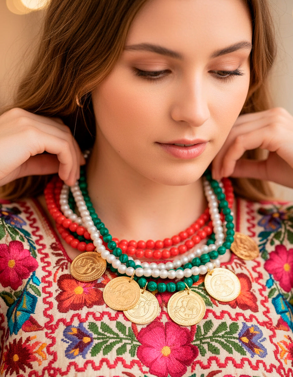 Collar Multihilos Cuentas Tricolor y Monedas Vintage en Baño de Oro de 22kt Memorias