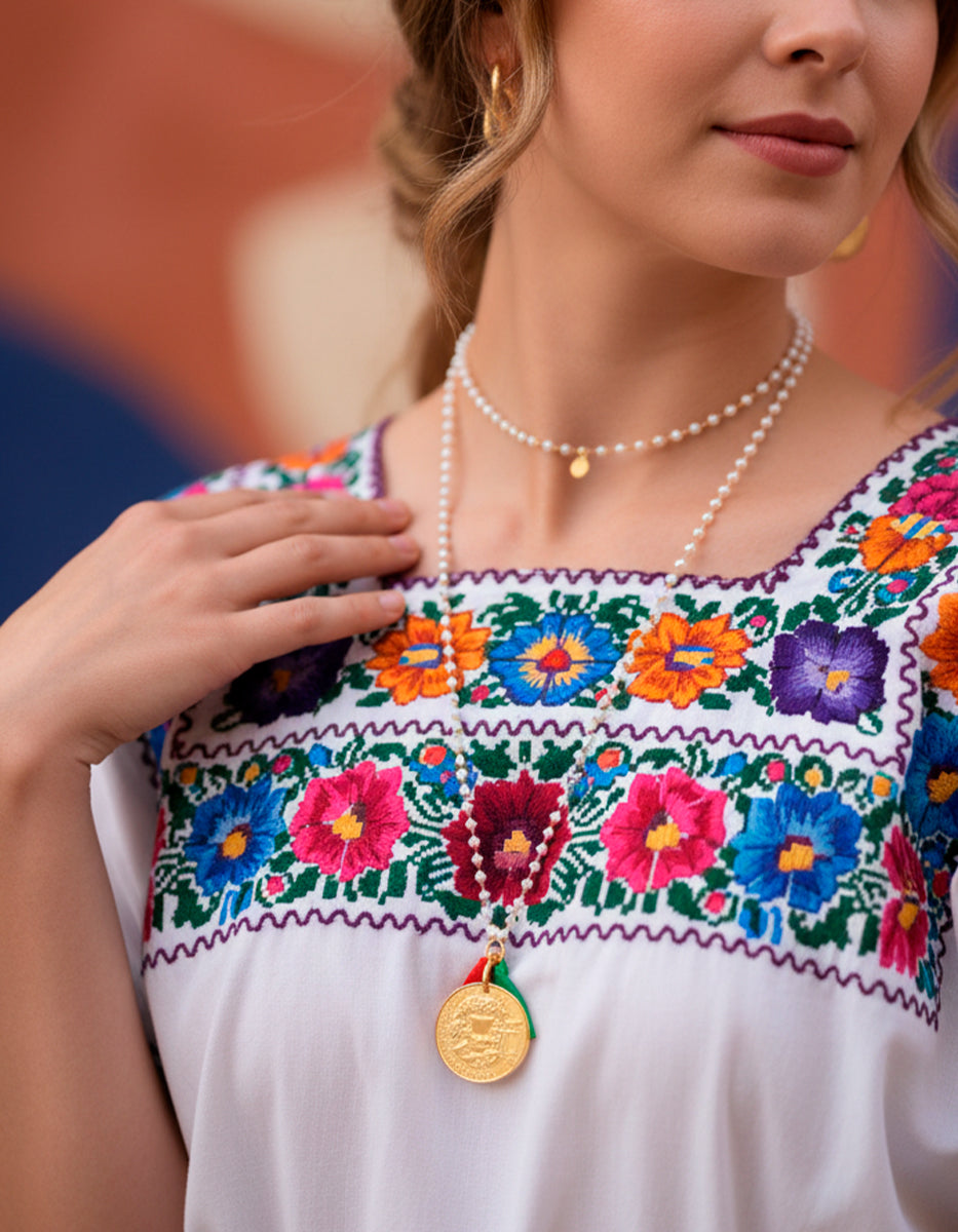 Collar con Cadena de Perlas, Dije de Moneda de 50 Pesos Coyolxauhqui e Hilo de Seda Tricolor en Baño de Oro de 22kt